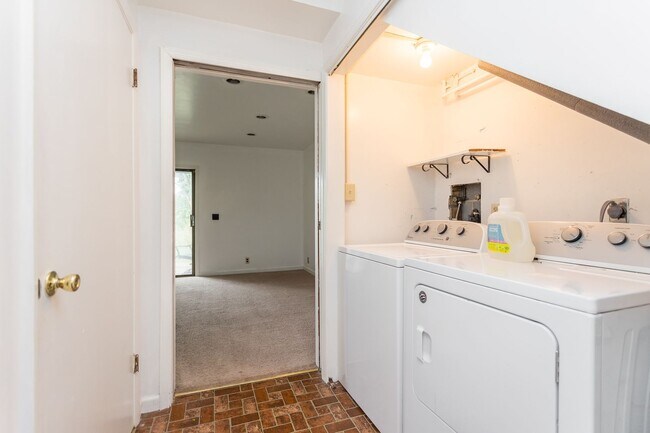 Building Photo - 1134 Mountain View Dr