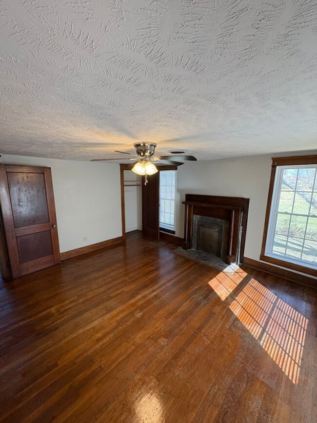 Building Photo - 420 W Old Andrew Johnson Hwy