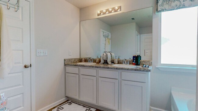 Building Photo - Coming Soon! 4 bed 2 bath home located in Hammock Bay!