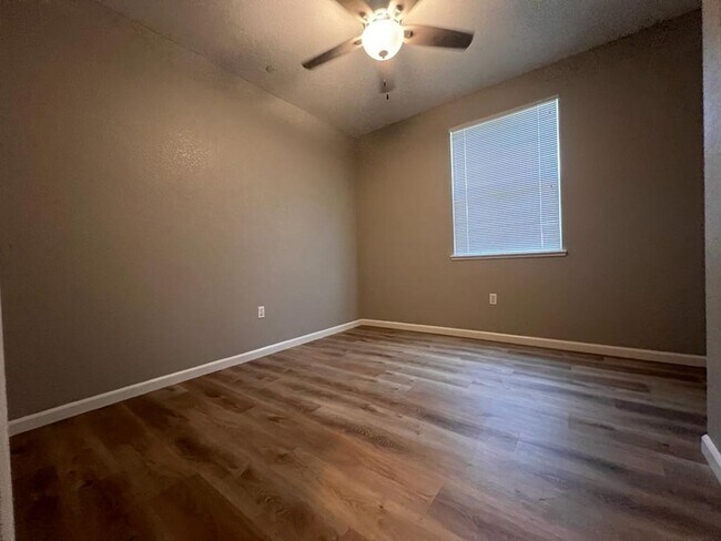 Building Photo - 427 Anchor Ln