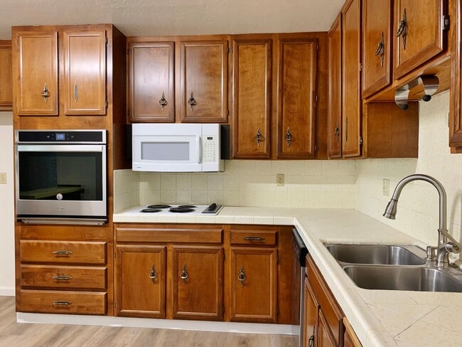 Building Photo - Quiet 2 Bedroom 2 Bathroom Townhouse in Ridgemark!!