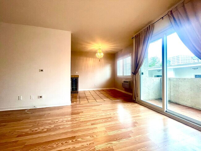 Living and dining area - 1325 Wellesley Ave