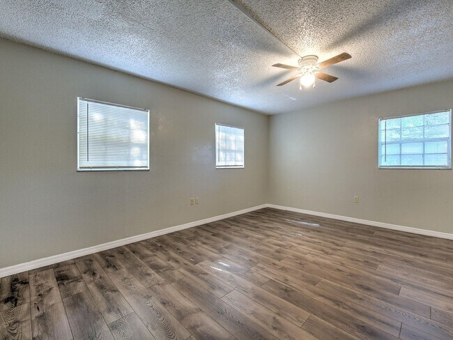 Building Photo - Very nice large 5 bedroom/3 bathroom home ...
