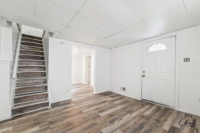 Building Photo - $1125 2 bed 1 bath is Warren
