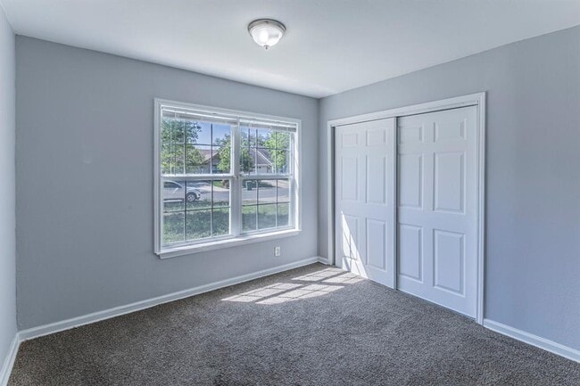 Building Photo - 9411 Valley Moss