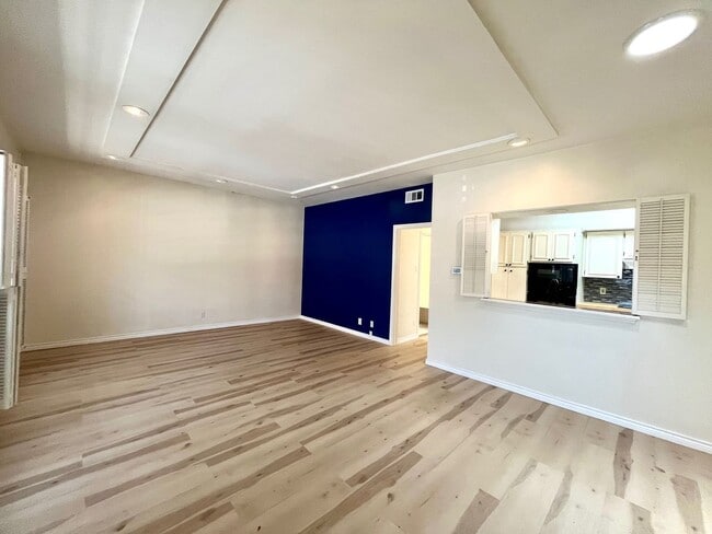 Building Photo - 2/1 Alamo Heights Condo ~ Freshly Remodele...