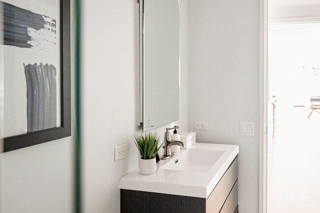 Building Photo - Gorgeous 2 Bedroom 2 Bathroom Condo in Low...