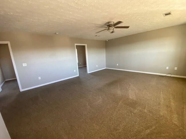 Building Photo - Spacious home in White Pine