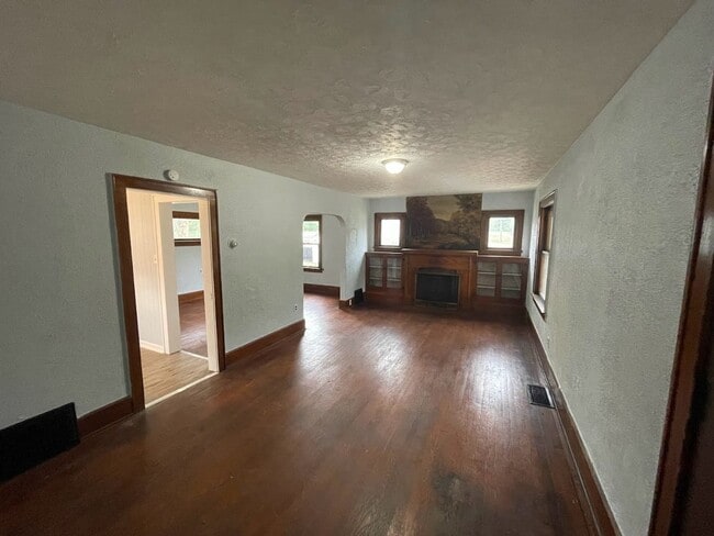 Building Photo - Three bedroom one bathroom home for rent