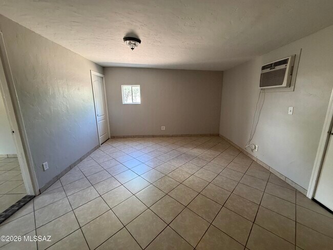 Building Photo - 1354 W Sonora St