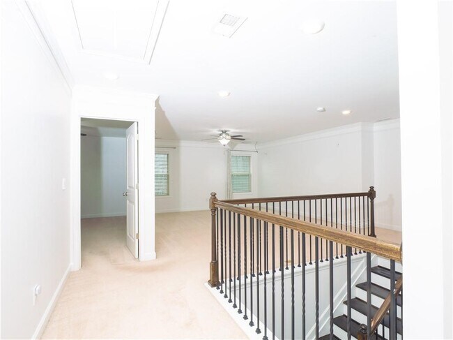 Building Photo - 4865 Alexandria Ave