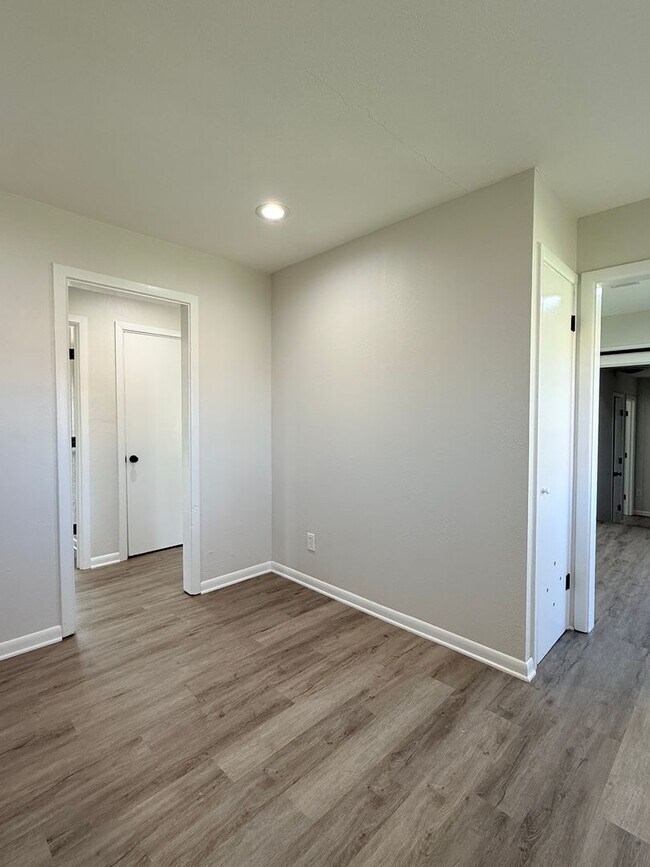 Building Photo - Bright & Clean 3 Bedroom 2 Bath