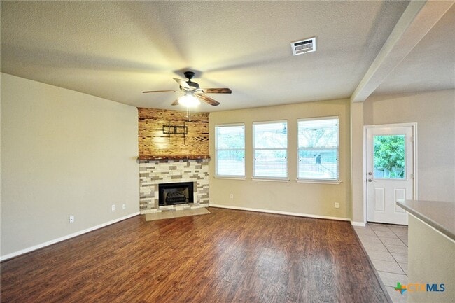 Building Photo - 2065 Dove Crossing Dr