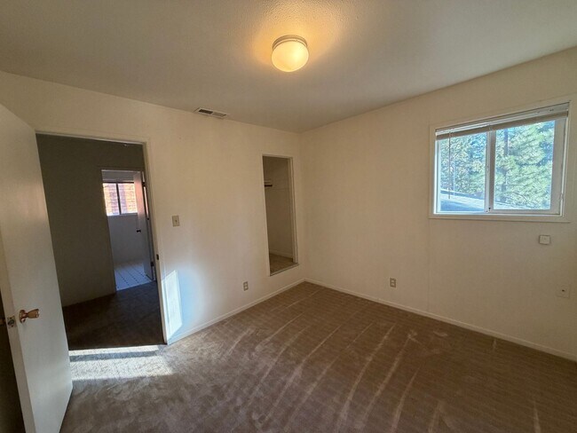 Building Photo - 916 Sunset Dr