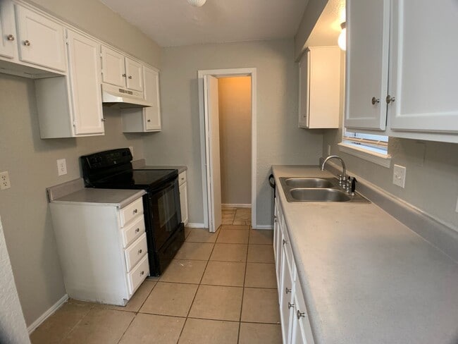 Building Photo - 3 Bedroom Edmond Duplex