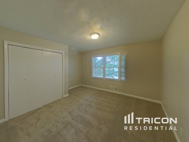 Building Photo - 2561 Falcon Ridge Dr SW