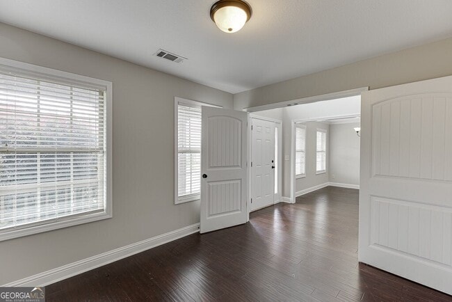 Building Photo - 323 Deer Run Dr