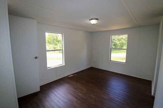 Building Photo - Newly Renovated Home
