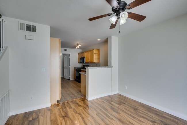 Building Photo - 3 Bedroom 2.5 Bathroom Townhouse in Henderson.