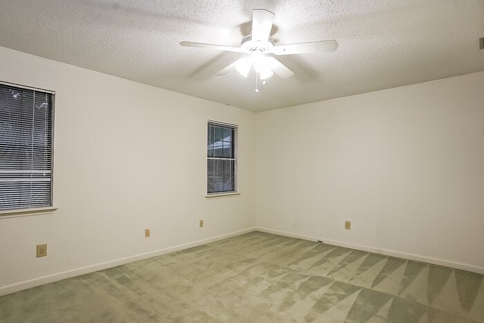 Building Photo - 711 Stillwater Dr