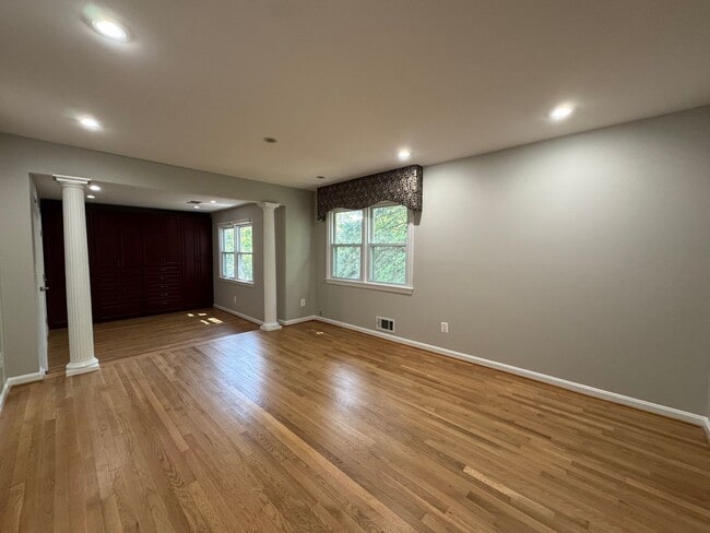 Building Photo - Spacious And Elegant 4 Bed 3 Bath Home Wit...