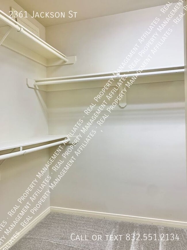 Building Photo - Middle Stunner