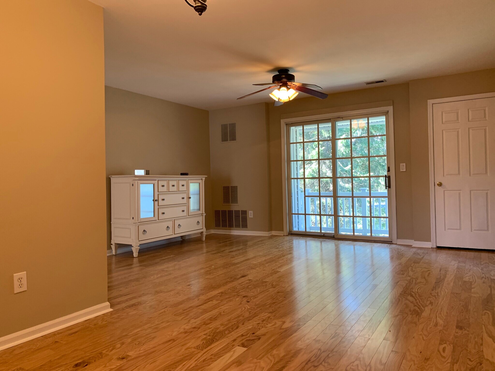 Lounge - 130 Mockingbird Ct