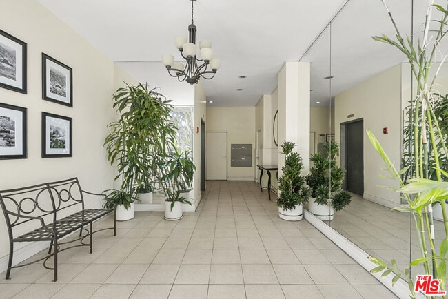 Building Photo - 645 Westmount Dr