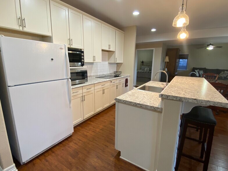 Building Photo - 220 Eagle Pines Dr