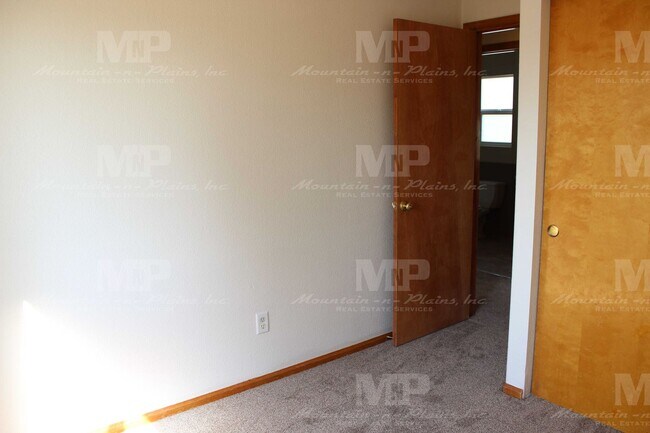 Building Photo - 303 Plowman Ct