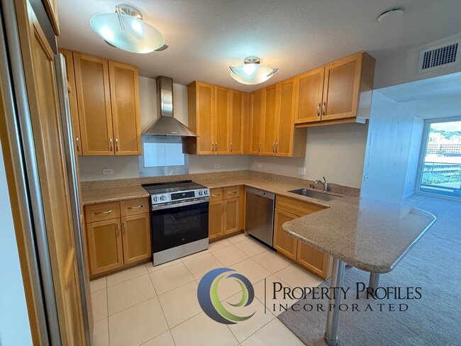 Building Photo - Moana Pacific - 2 Bedroom 2 Bath Unit - Available Now!