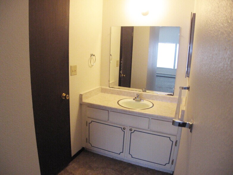 Building Photo - 1155 Lakeside Dr