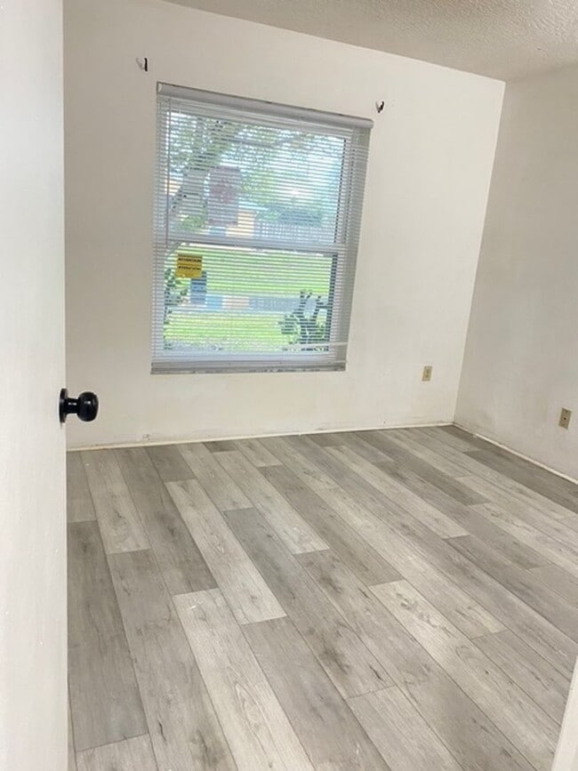 Building Photo - Spacious 3BR with bonus office space