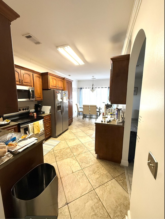 Building Photo - 4 bedroom 2.5 bath home