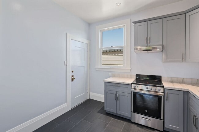Building Photo - Lower Haight: Remodeled Top Floor 1 Bed 1 Bath near Duboce Park
