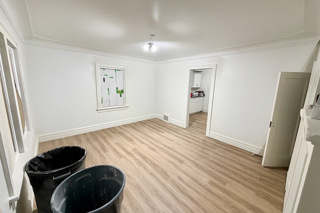 Building Photo - Remodeled 2 Bedroom - AVAILABLE NOVEMBER!