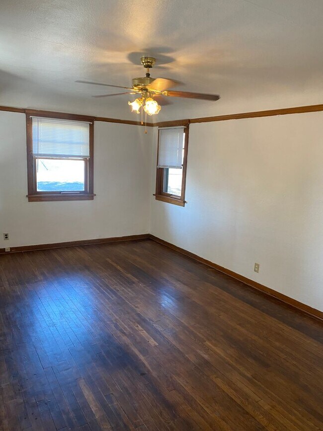 Building Photo - Charming 2bdrm 1 bath house with garage and fenced yard