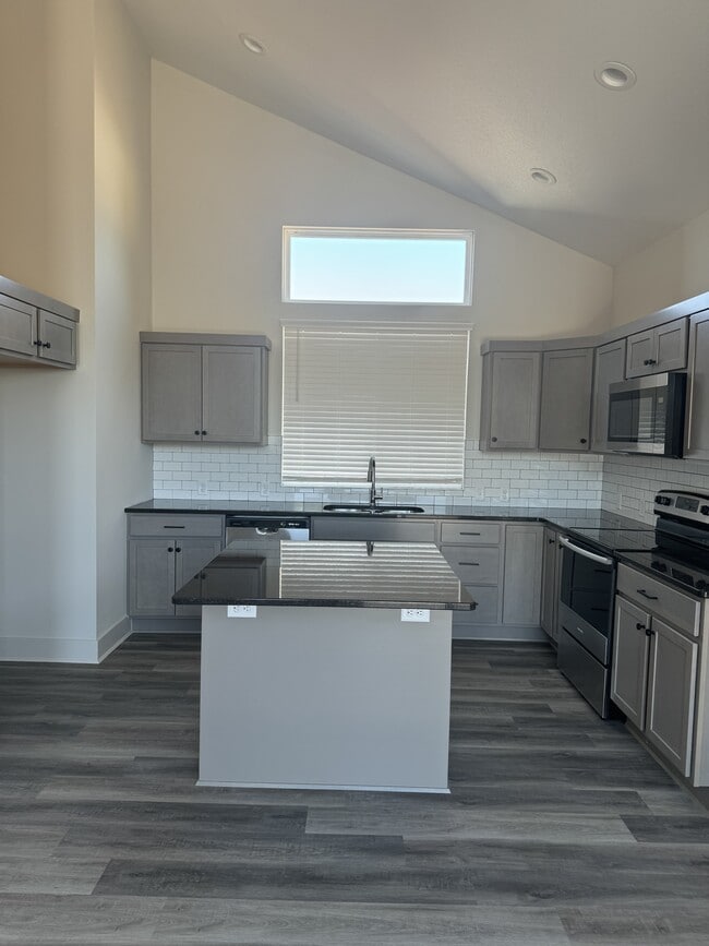 Building Photo - 800 Trails End Ct