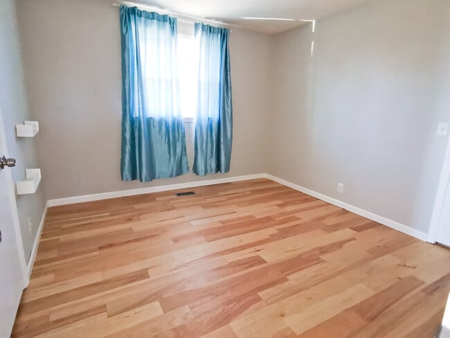 Building Photo - 105 Raindrop Ln