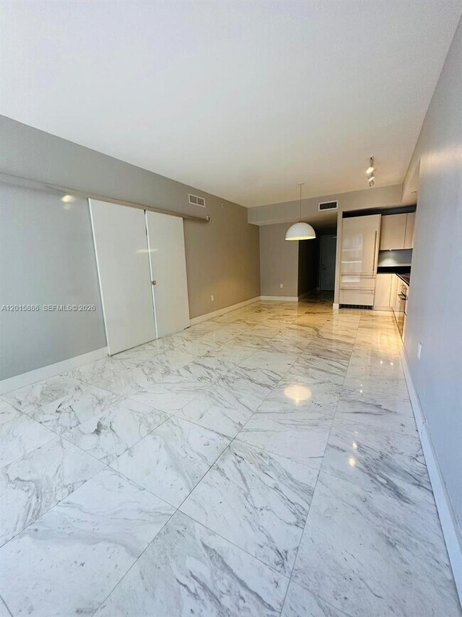 Building Photo - 1010 Brickell Ave