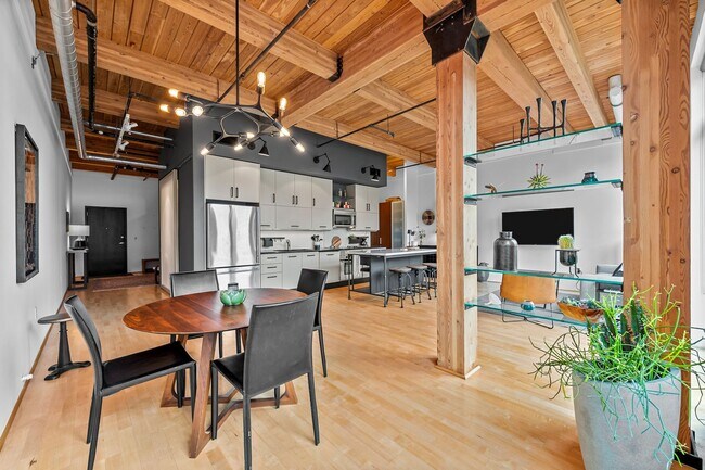 Building Photo - Gorgeous One Bedroom Luxury Condo in Ballp...
