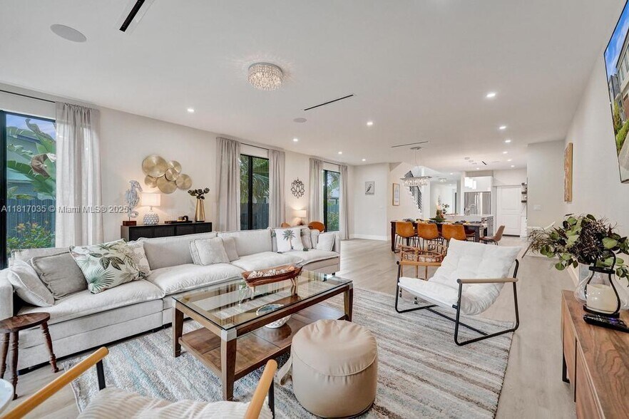 Building Photo - 1101 NE 16th Ter