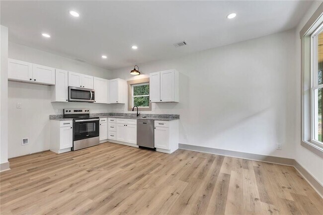 Building Photo - 3 Forsyth St NE