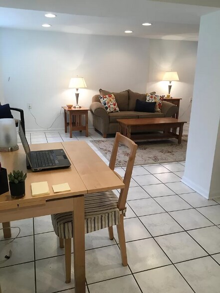 Building Photo - 4200 N Damen Ave