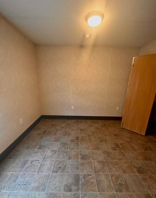 Building Photo - 4 Bed/2 Bath Home