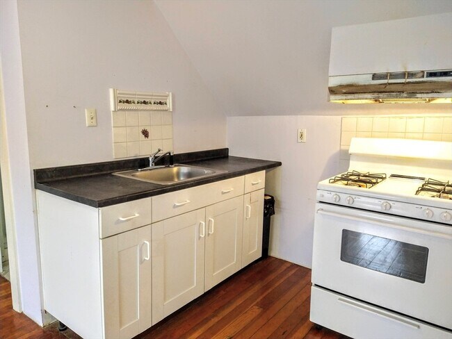 Building Photo - 176 Poplar St
