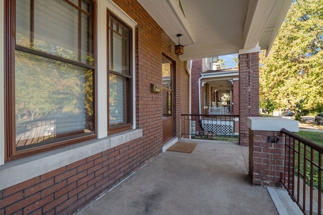 Building Photo - Hi-Pointe Adjacent House!