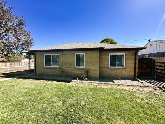Primary Photo - 3 Bed 1 Bath Ranch in North Park Hill! (Av...
