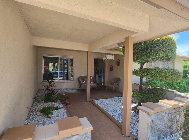 Building Photo - 616 White Water Dr