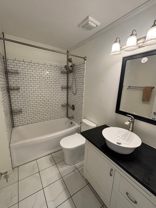 Building Photo - 647 Georgian Ct